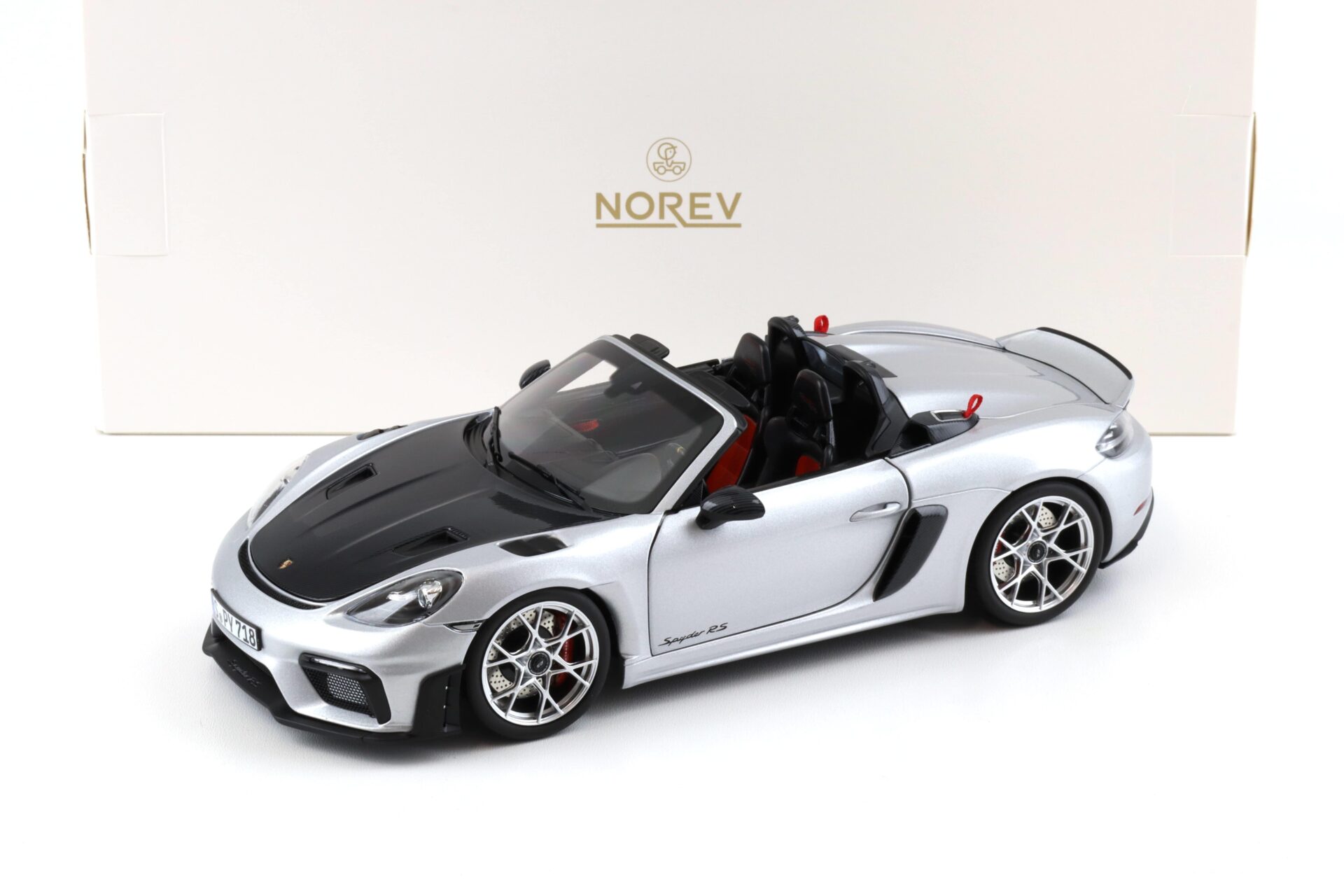 ID 99266 orig.jpg 1:18 Norev Porsche 718 Spyder RS Weissach Package 2023 GT-silver metallic