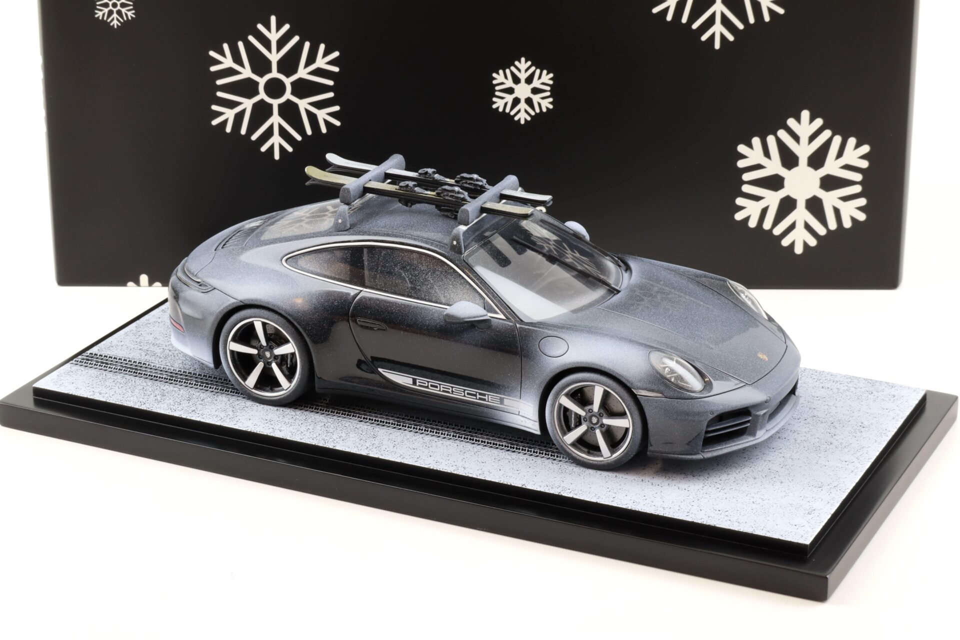 1:18 Spark Porsche 911 992.2 Carrera XMas with Ski viola metallic WAP DEALER