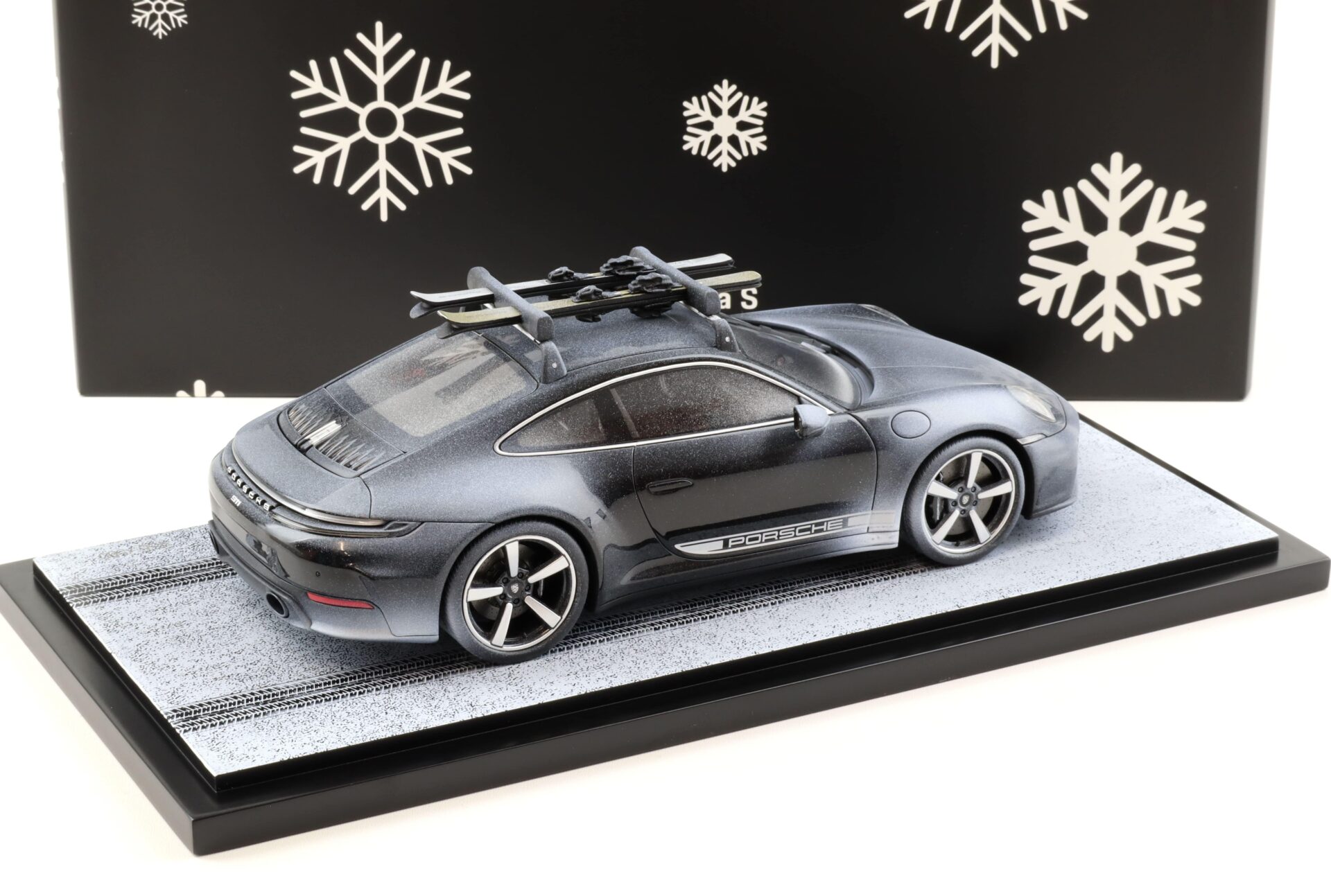 1:18 Spark Porsche 911 992.2 Carrera XMas with Ski viola metallic WAP DEALER