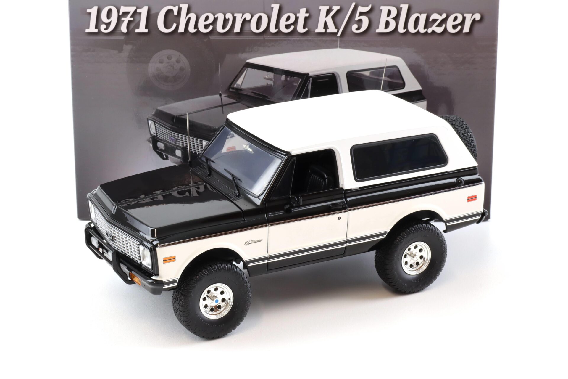 1:18 ACME 1971 Chevrolet K5 Blazer Classic Tuxedo Black & White Two
