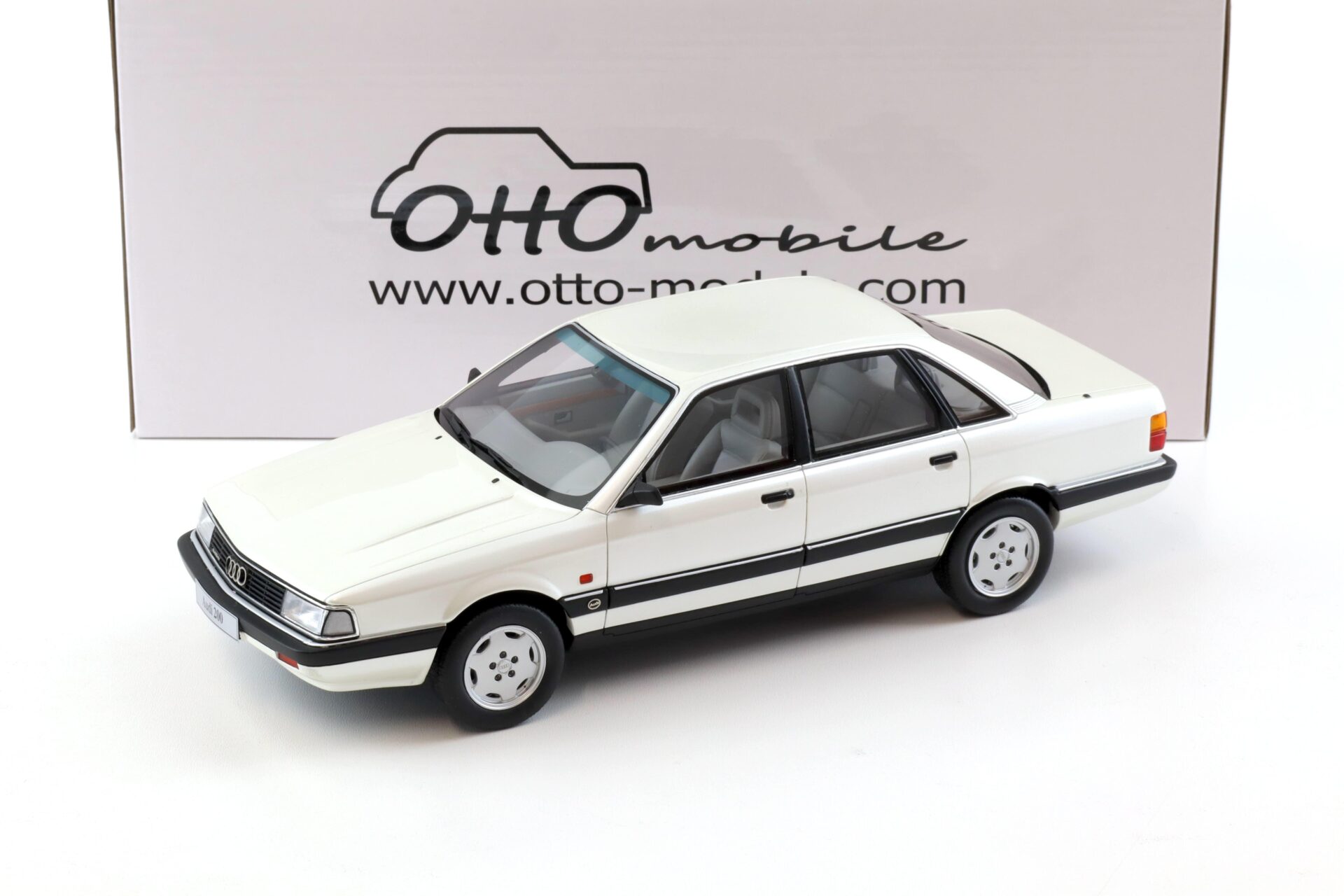 1:18 OTTO mobile OT408 Audi 200 Quattro 20V Limousine white metallic 1989