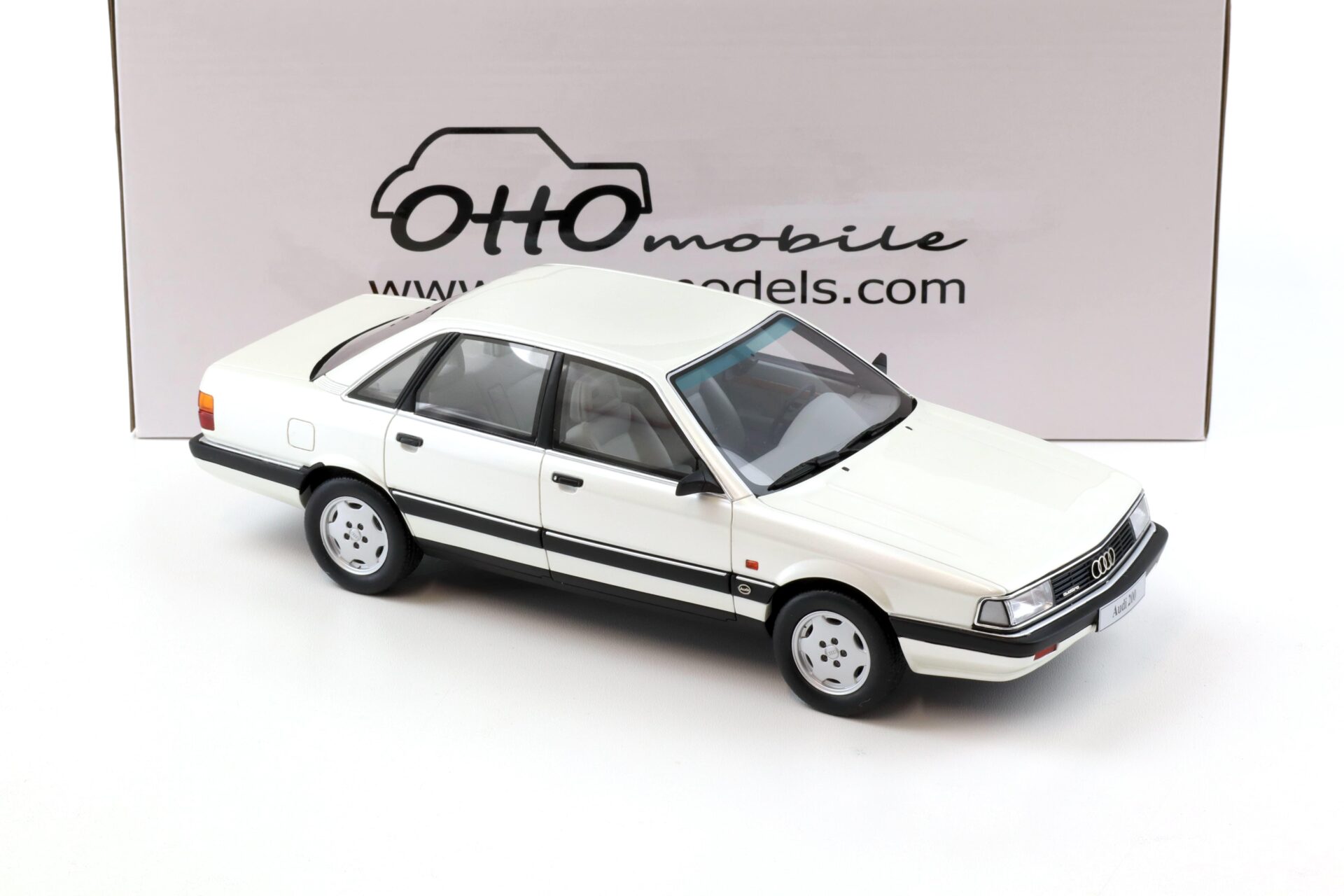 1:18 OTTO mobile OT408 Audi 200 Quattro 20V Limousine white metallic 1989