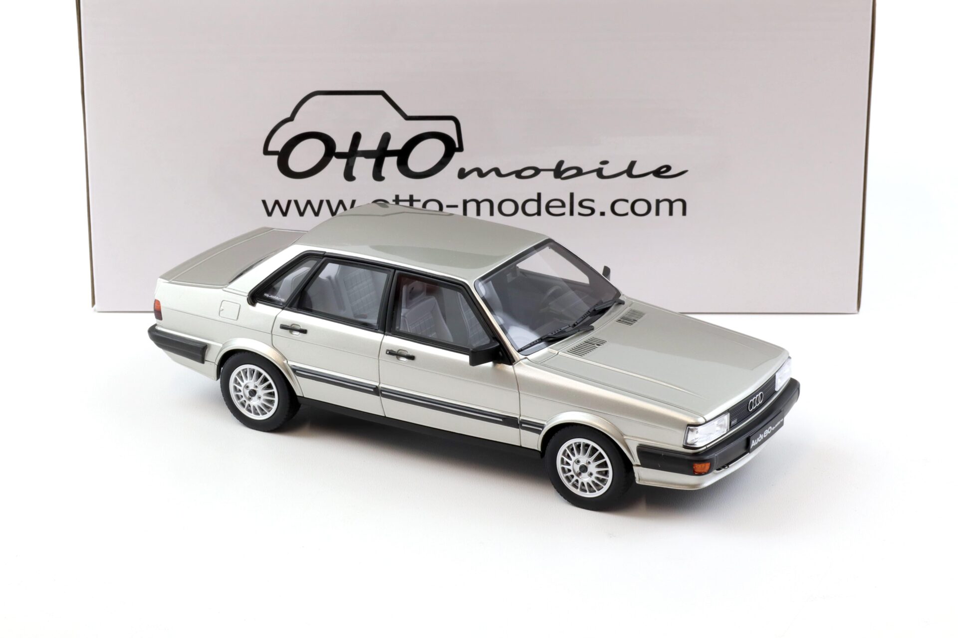1:18 OTTO mobile OT940 Audi 80 (B2) Quattro Limousine 1983 Zermatt silver
