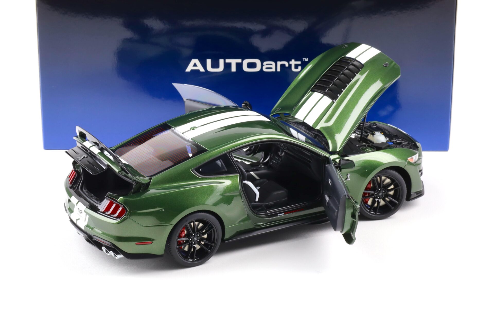 1:18 AUTOart Ford Mustang Shelby GT500 Coupe 2023 Eruption green/ white stripes