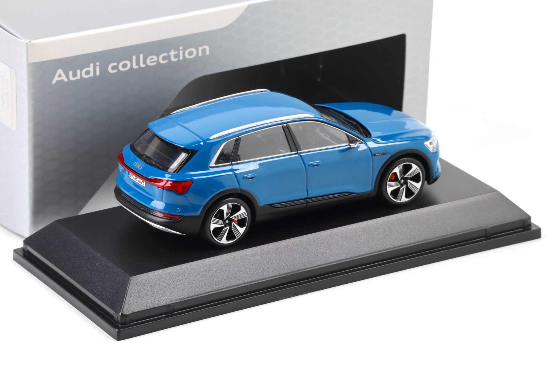 1:43 Spark Audi e-tron 2019 Antigua blue DEALER VERSION