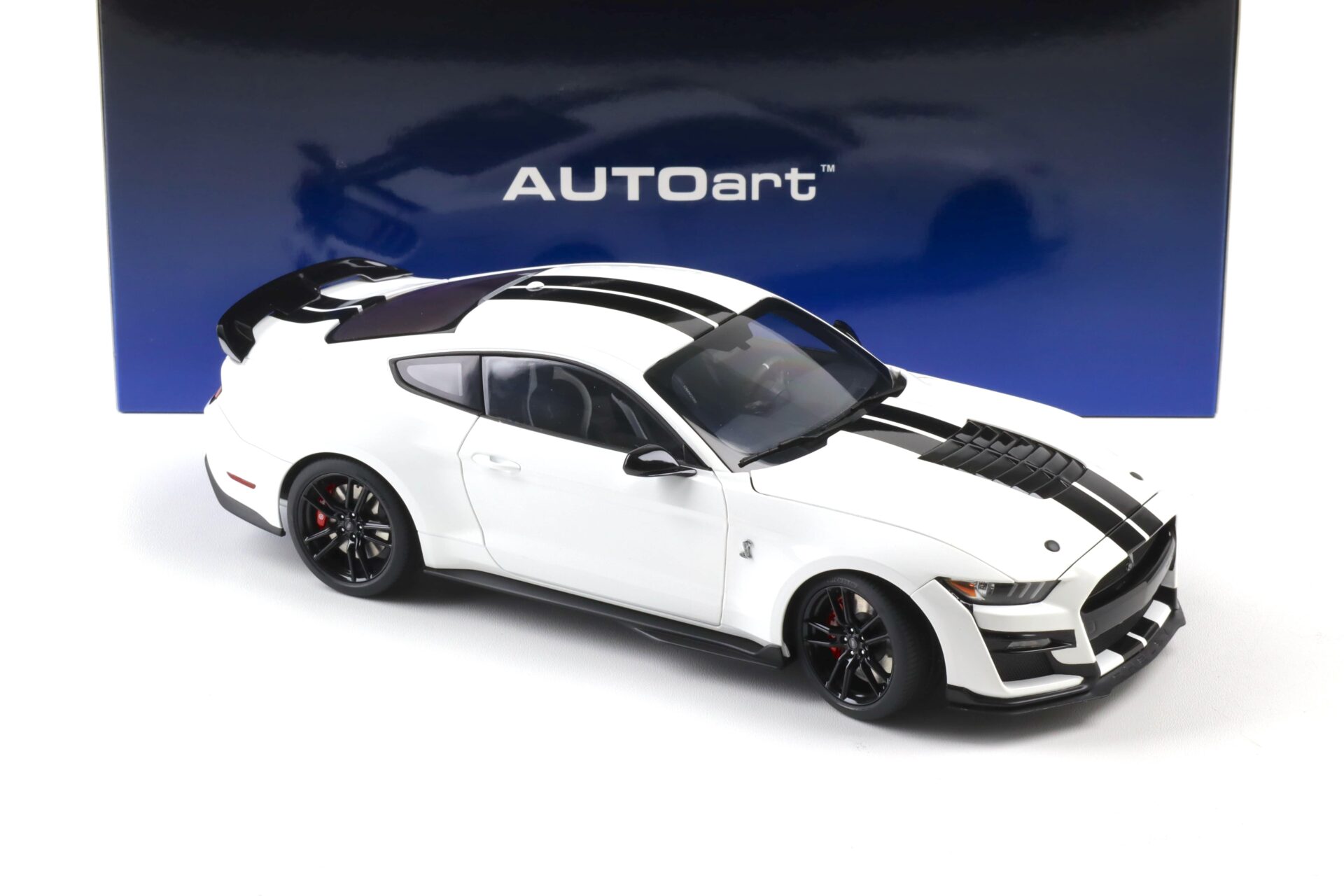 1:18 AUTOart Ford Mustang Shelby GT500 Coupe 2023 Oxford white/ black stripes