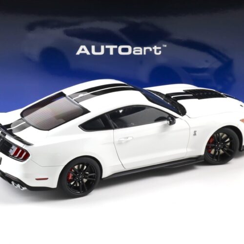 1:18 AUTOart Ford Mustang Shelby GT500 Coupe 2023 Oxford white/ black stripes