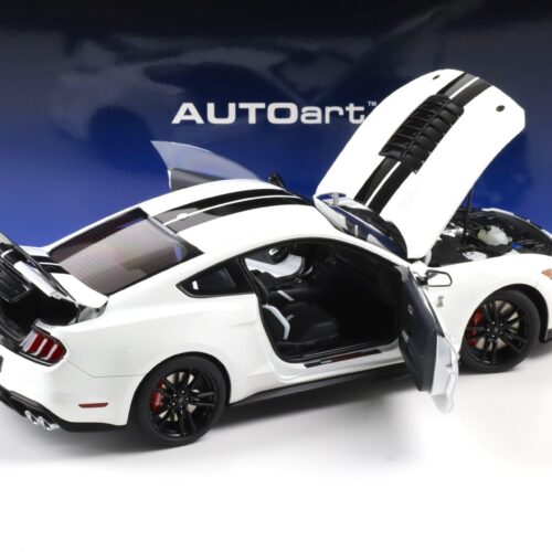 1:18 AUTOart Ford Mustang Shelby GT500 Coupe 2023 Oxford white/ black stripes