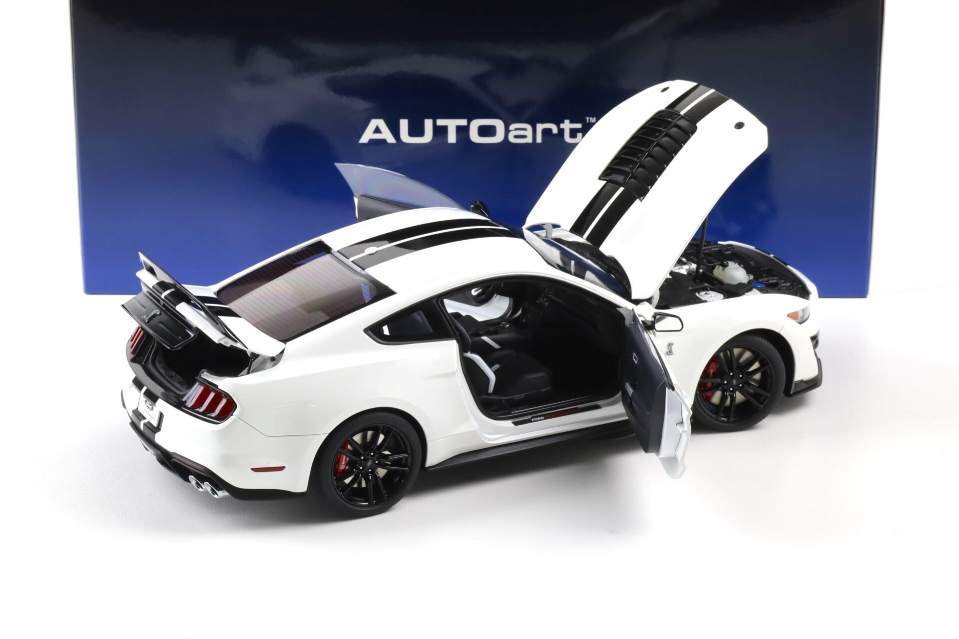 1:18 AUTOart Ford Mustang Shelby GT500 Coupe 2023 Oxford white/ black stripes