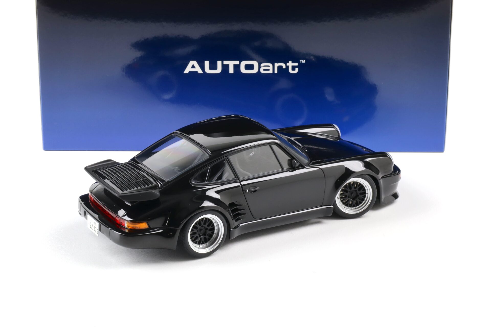 1:18 AUTOart Porsche 911 (930) Turbo WANGAN Midnight Blackbird Comic #1 Version