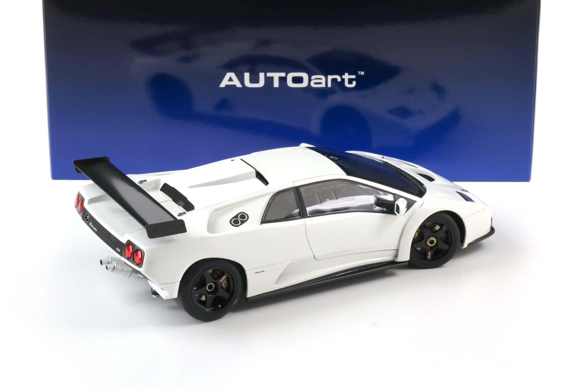 1:18 AUTOart Lamborghini Diablo GT-R Coupe 1999 Impact white 79136