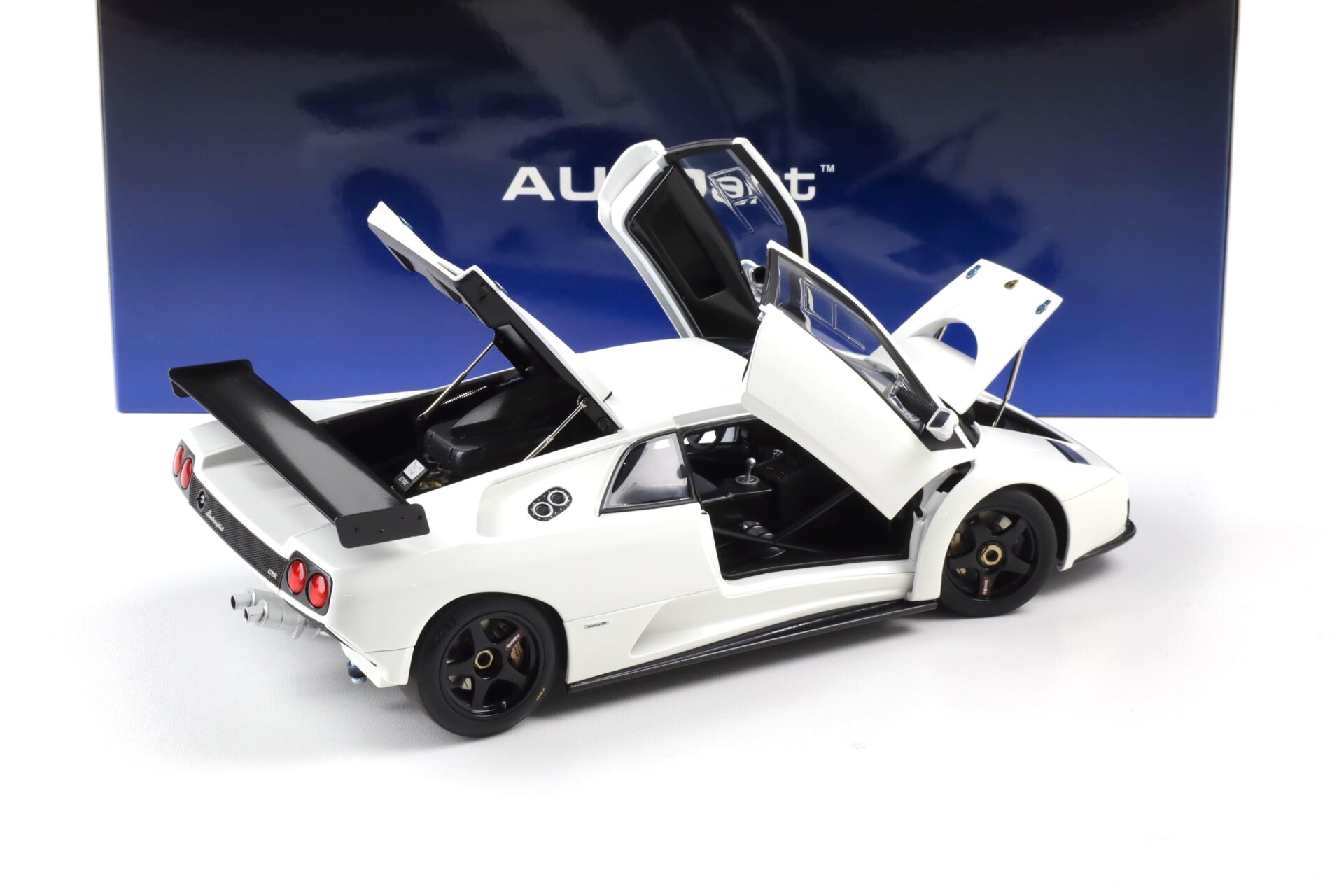 1:18 AUTOart Lamborghini Diablo GT-R Coupe 1999 Impact white 79136