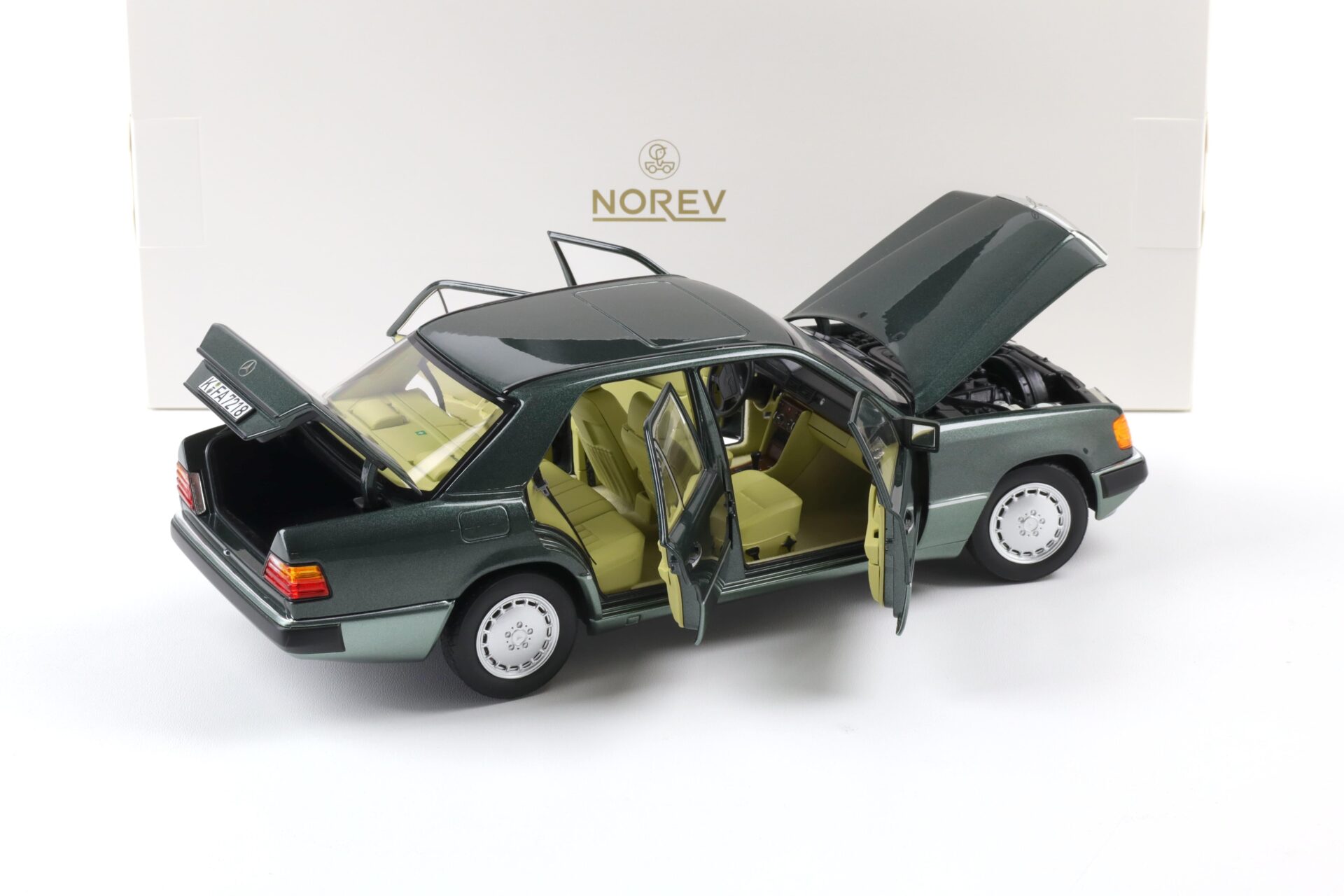 1:18 Norev Mercedes 230 E W124 Limousine 1990 Night green metallic 183952