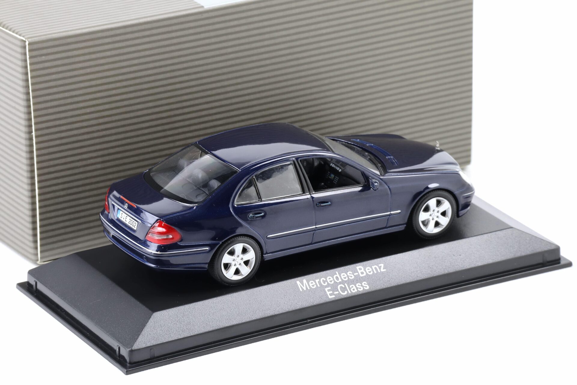 1:43 Minichamps Mercedes E-Klasse Limousine W211 tanzanite blue DEALER VERSION