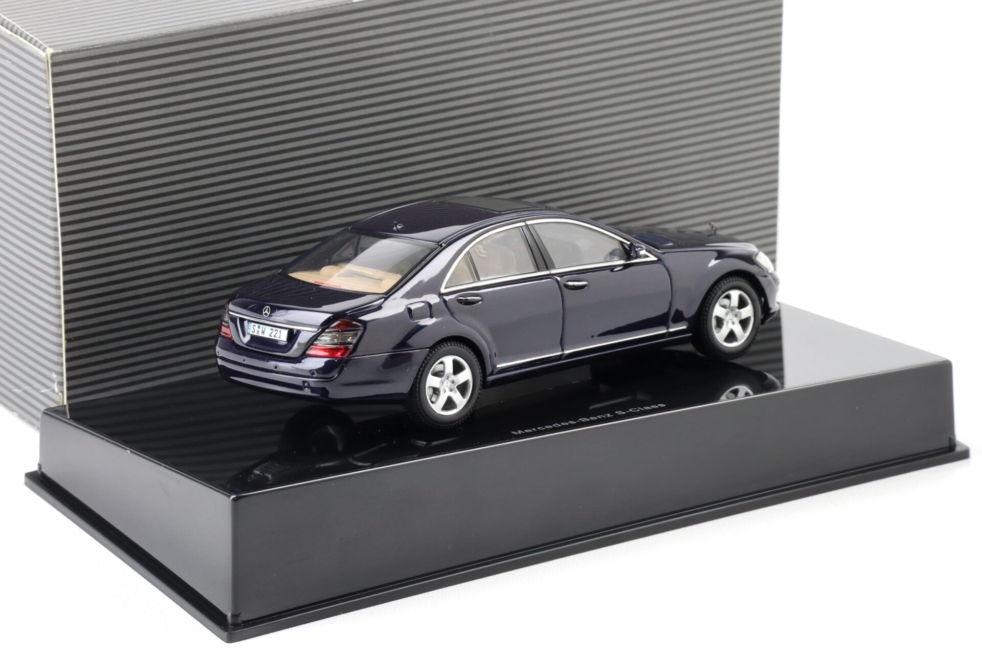 1:43 AUTOart Mercedes S-Klasse W221 Limousine tanzanite blue DEALER VERSION