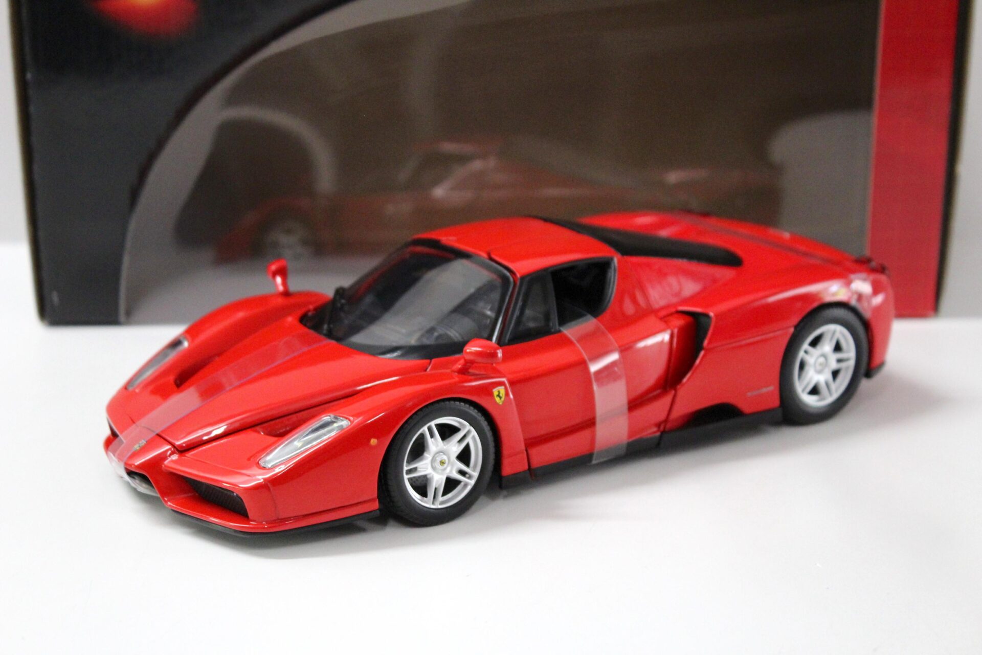 1:18 Hot Wheels Ferrari Enzo 2002 red