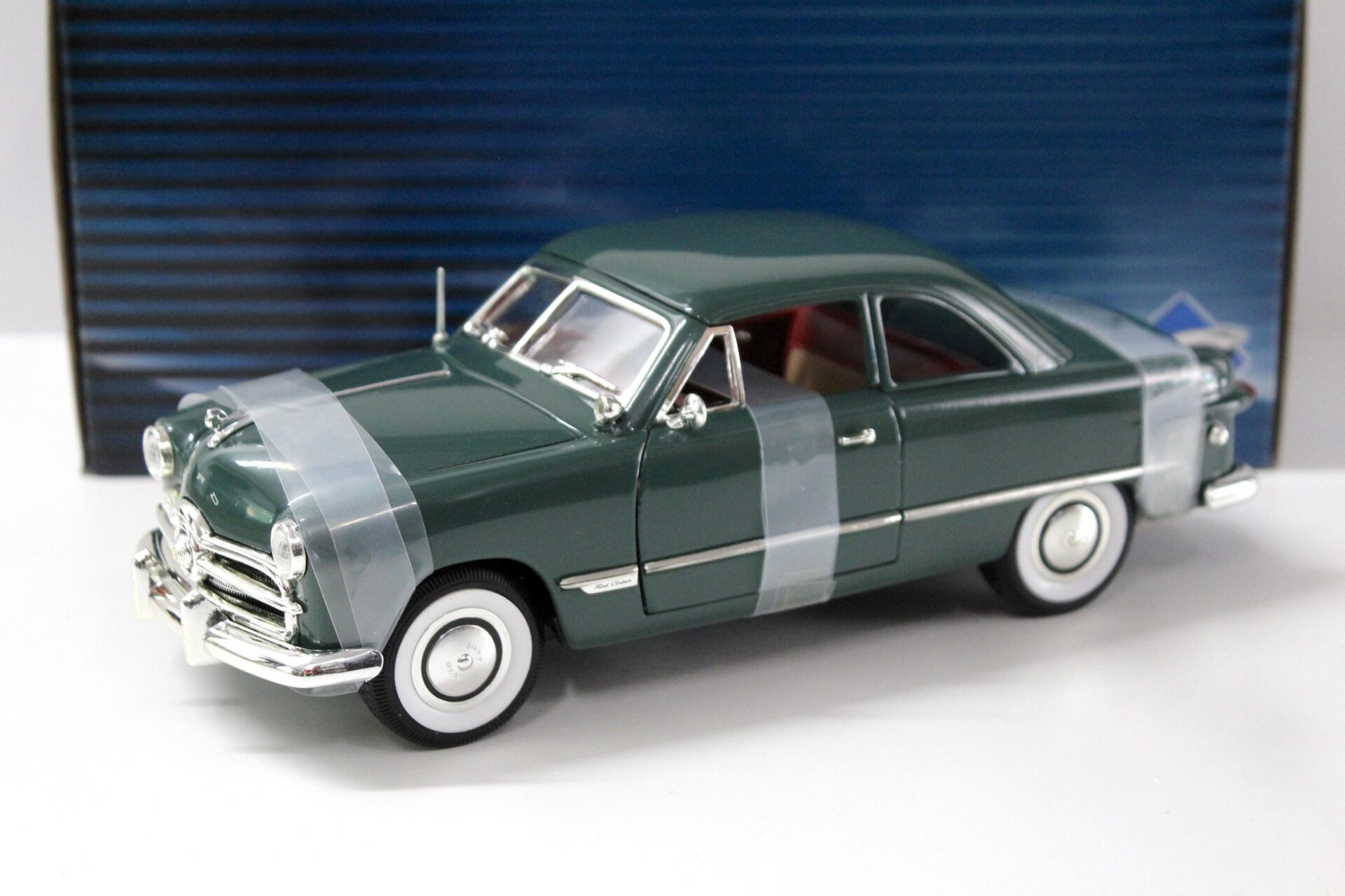 1:18 Solido Mira Ford 1949 Coupe dark green
