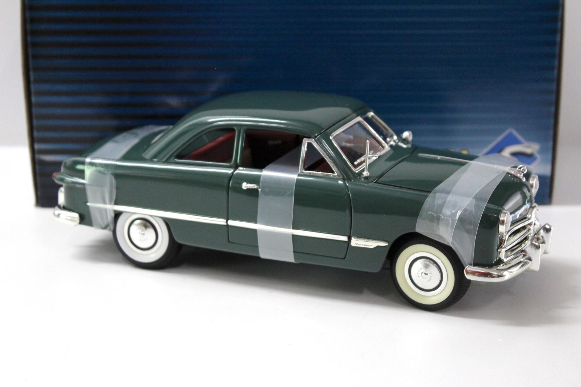 1:18 Solido Mira Ford 1949 Coupe dark green