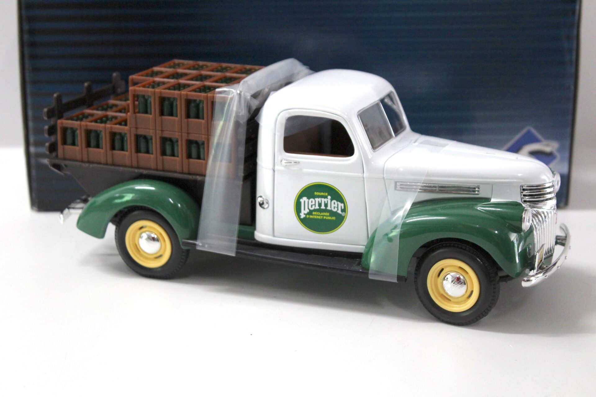 1:18 Solido Chevrolet Brasseur Pick-Up "PERRIER" white/ green