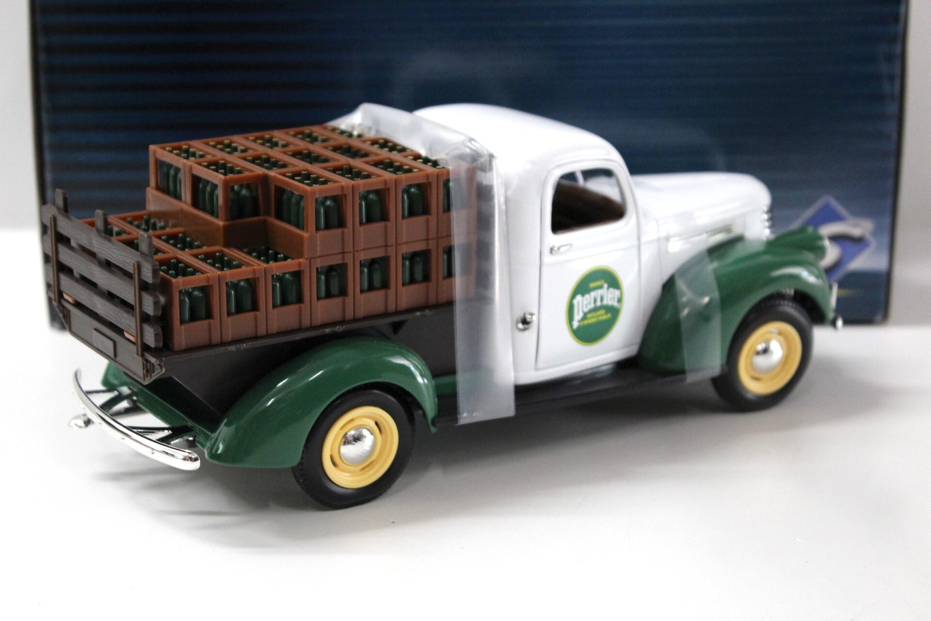 1:18 Solido Chevrolet Brasseur Pick-Up "PERRIER" white/ green