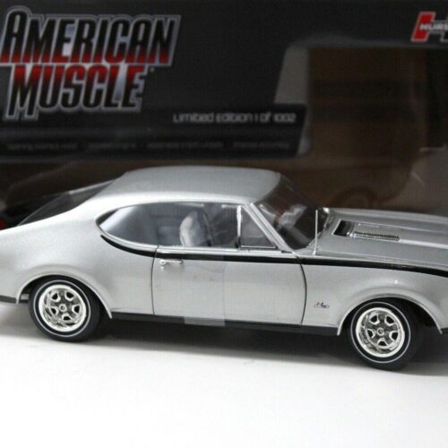 1:18 Auto World Oldsmobile Cutless Hurst/olds Coupe silver 1968