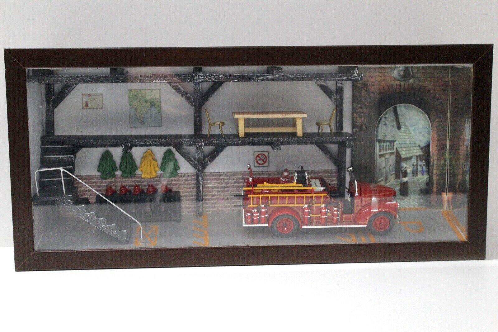 1:50 Signature 1941 GMC Fire Truck Diorama Set DETROIT