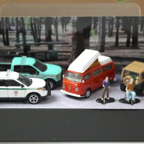 1:64 Greenlight Motor World Campsite Cruisers Diorama SET