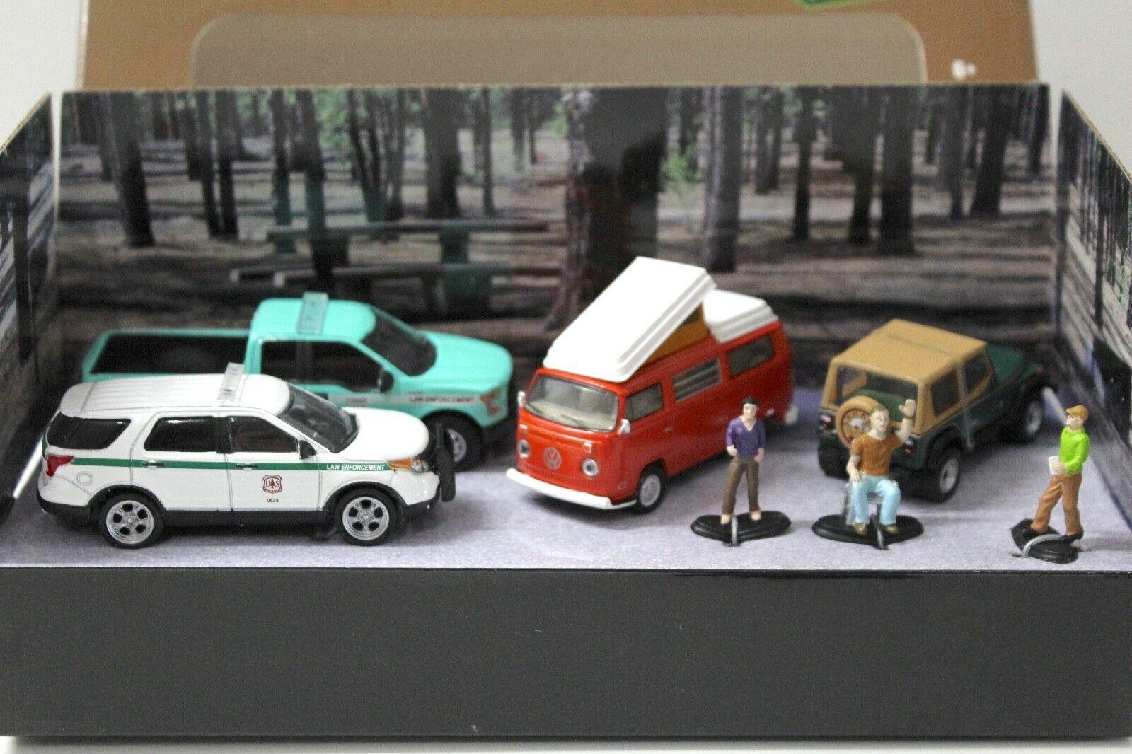 1:64 Greenlight Motor World Campsite Cruisers Diorama SET