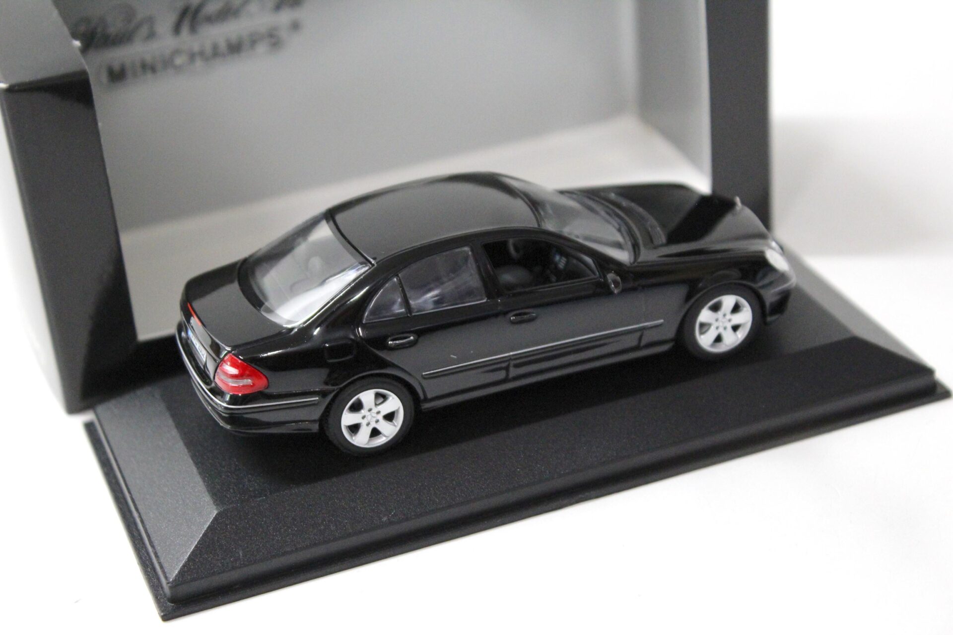 1:43 Minichamps Mercedes E-Klasse W211 Limousine black 2002