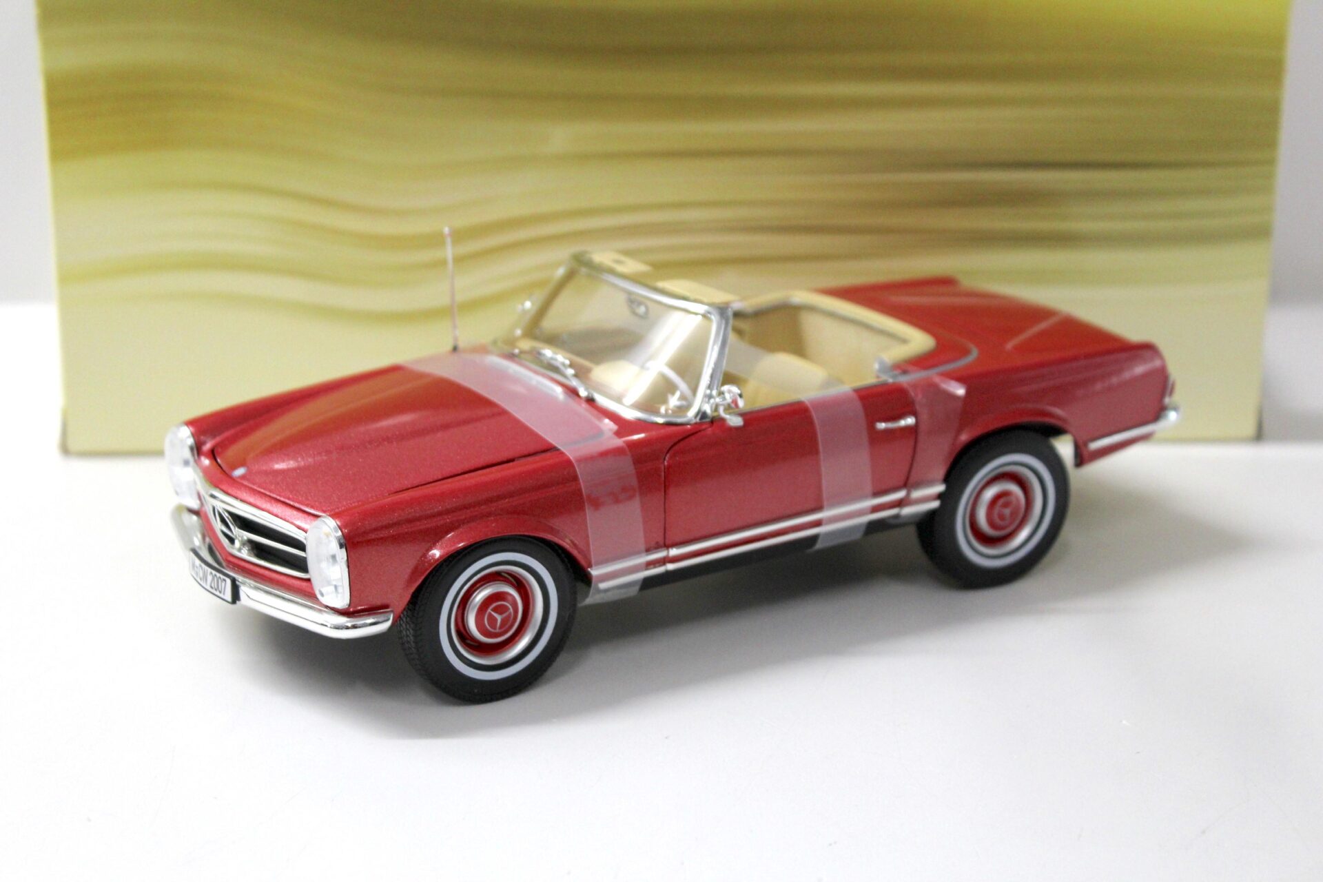 ID 43004 orig.jpg 1:18 Norev Mercedes 280SL Cabrio Pagode pearl red metallic