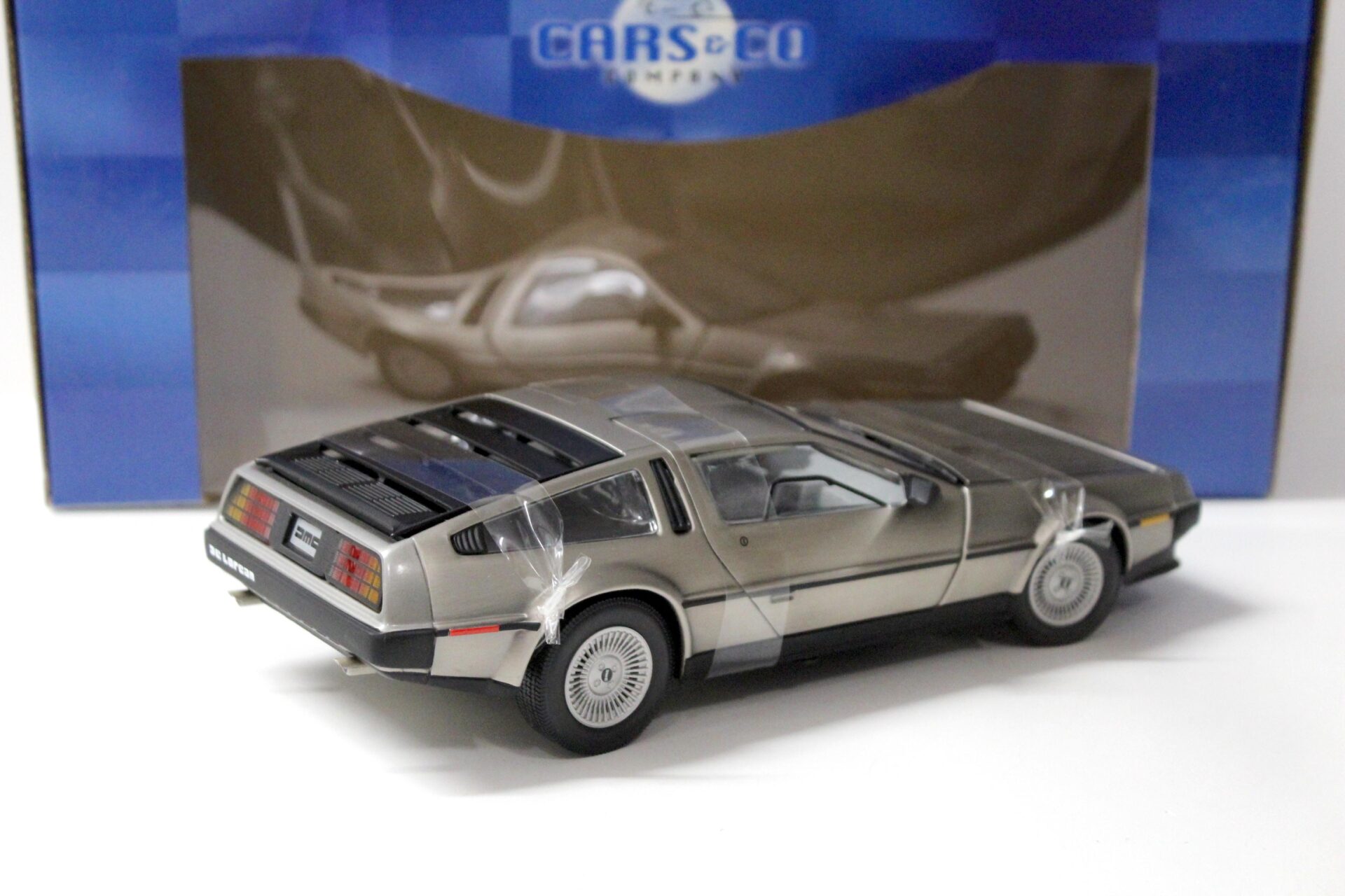 1:18 SunStar 1981 De Lorean LK DMC-12 Street Version satin finish