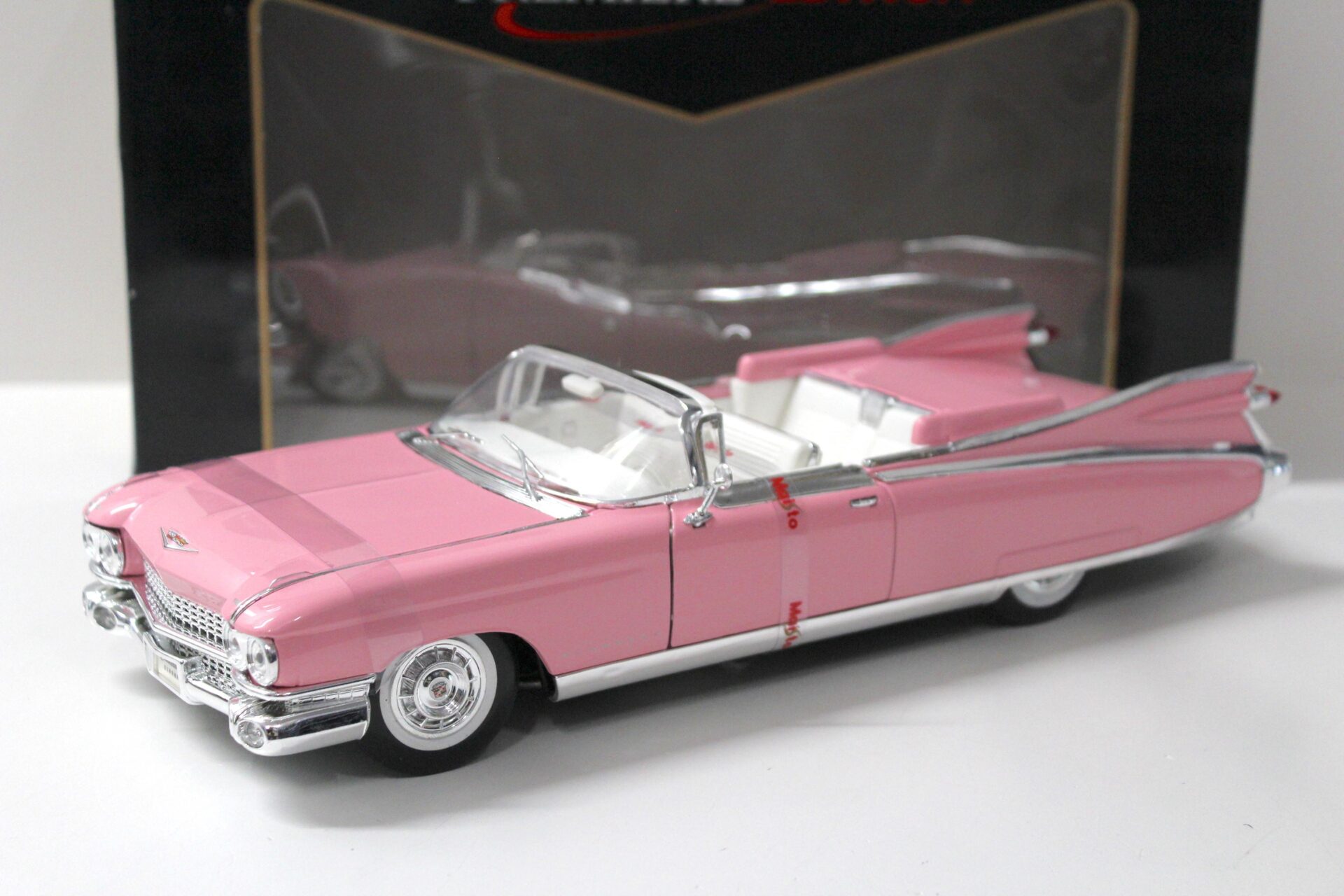 ID 43184 orig.jpg 1:18 Maisto Cadillac Eldorado Biarritz 1959 Convertible pink/ rosa