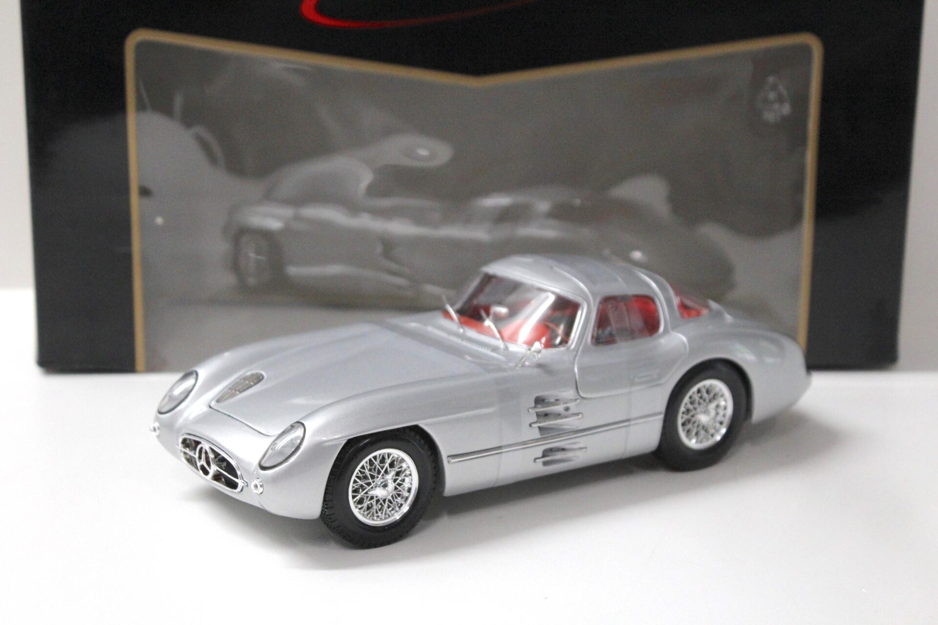 1:18 Maisto Mercedes 300SLR Uhlenhaut Coupe silver