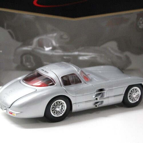 1:18 Maisto Mercedes 300SLR Uhlenhaut Coupe silver