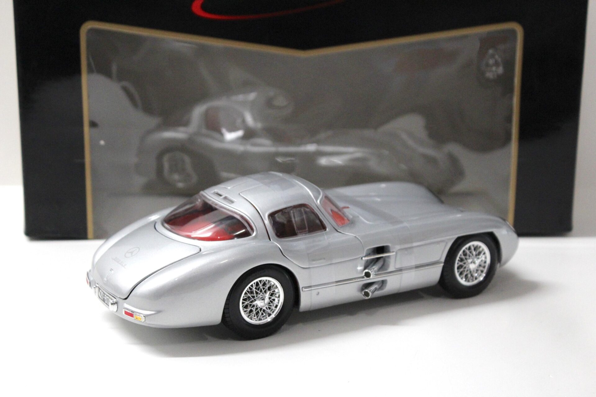 1:18 Maisto Mercedes 300SLR Uhlenhaut Coupe silver