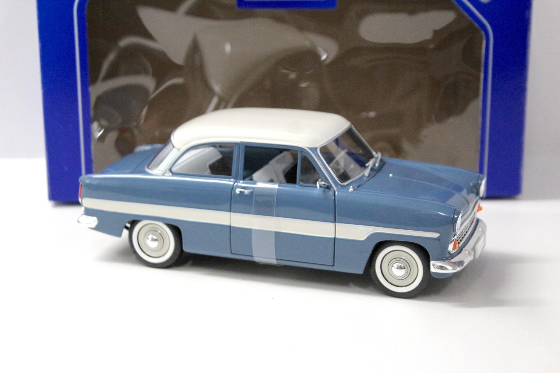 1:18 Revell Ford 12M "Streifen-Taunus" blue/ white