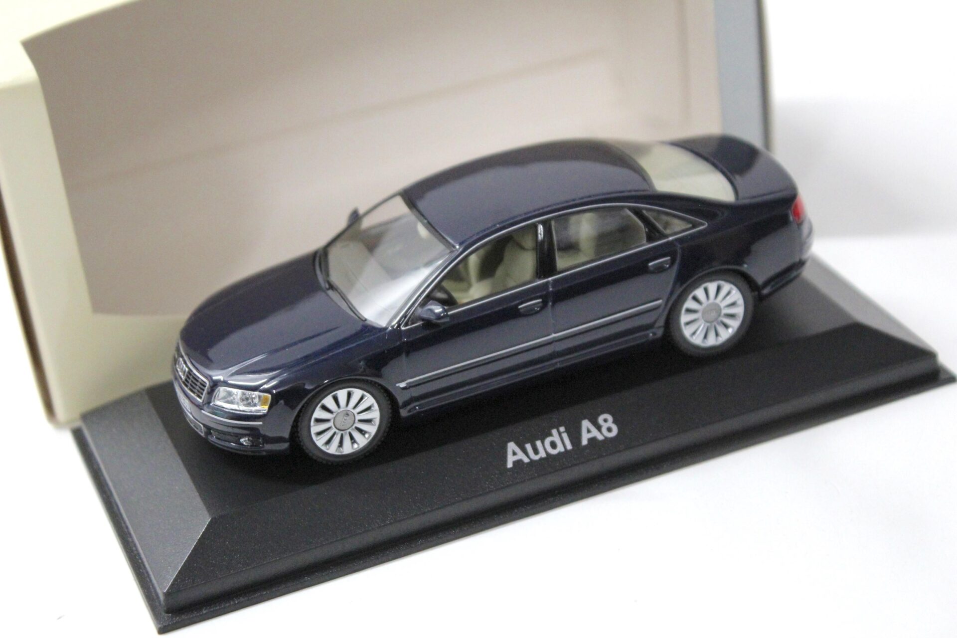 ID 43365 orig.jpg 1:43 Minichamps Audi A8 Typ D3 Limousine dark blue DEALER