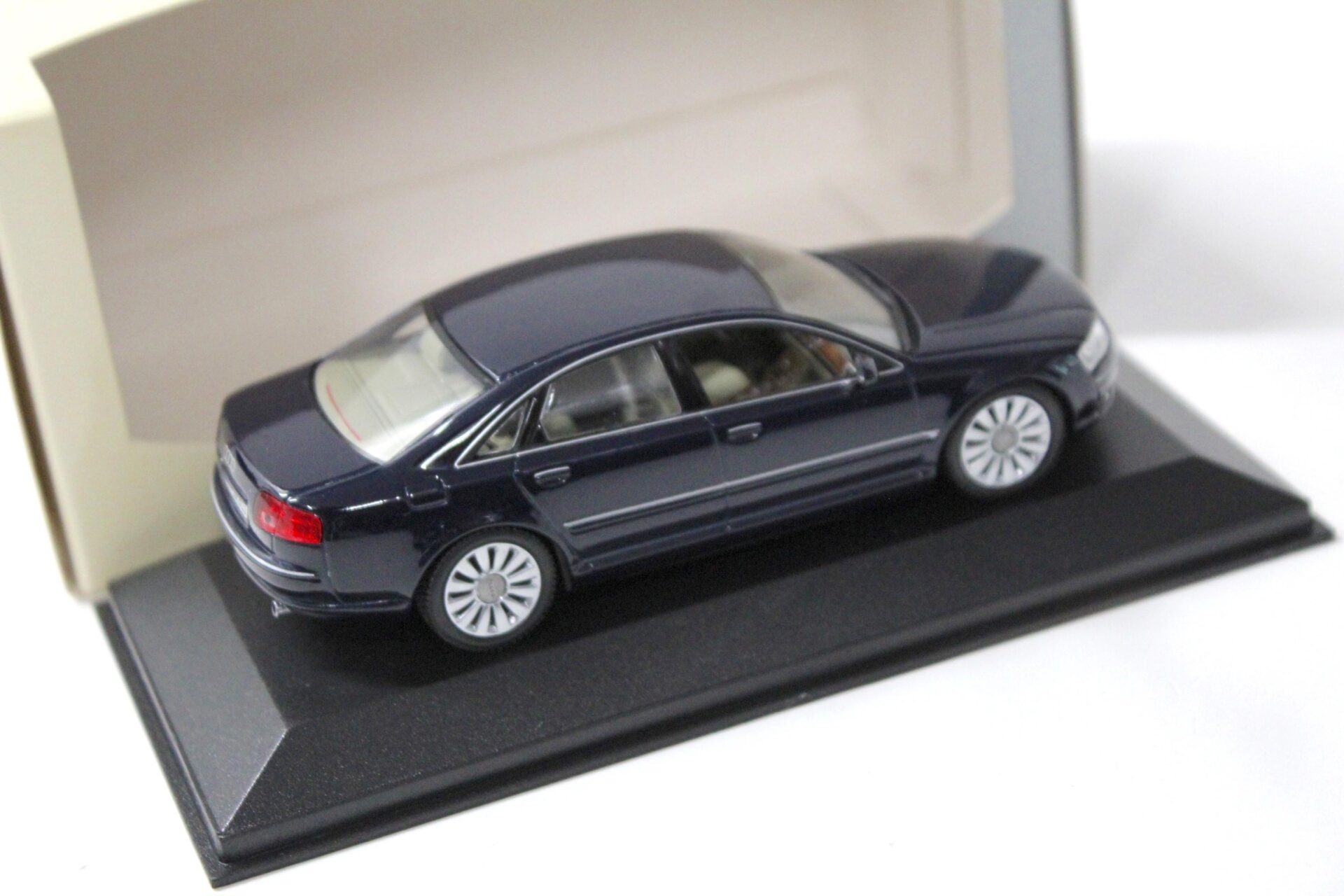 1:43 Minichamps Audi A8 Typ D3 Limousine dark blue DEALER