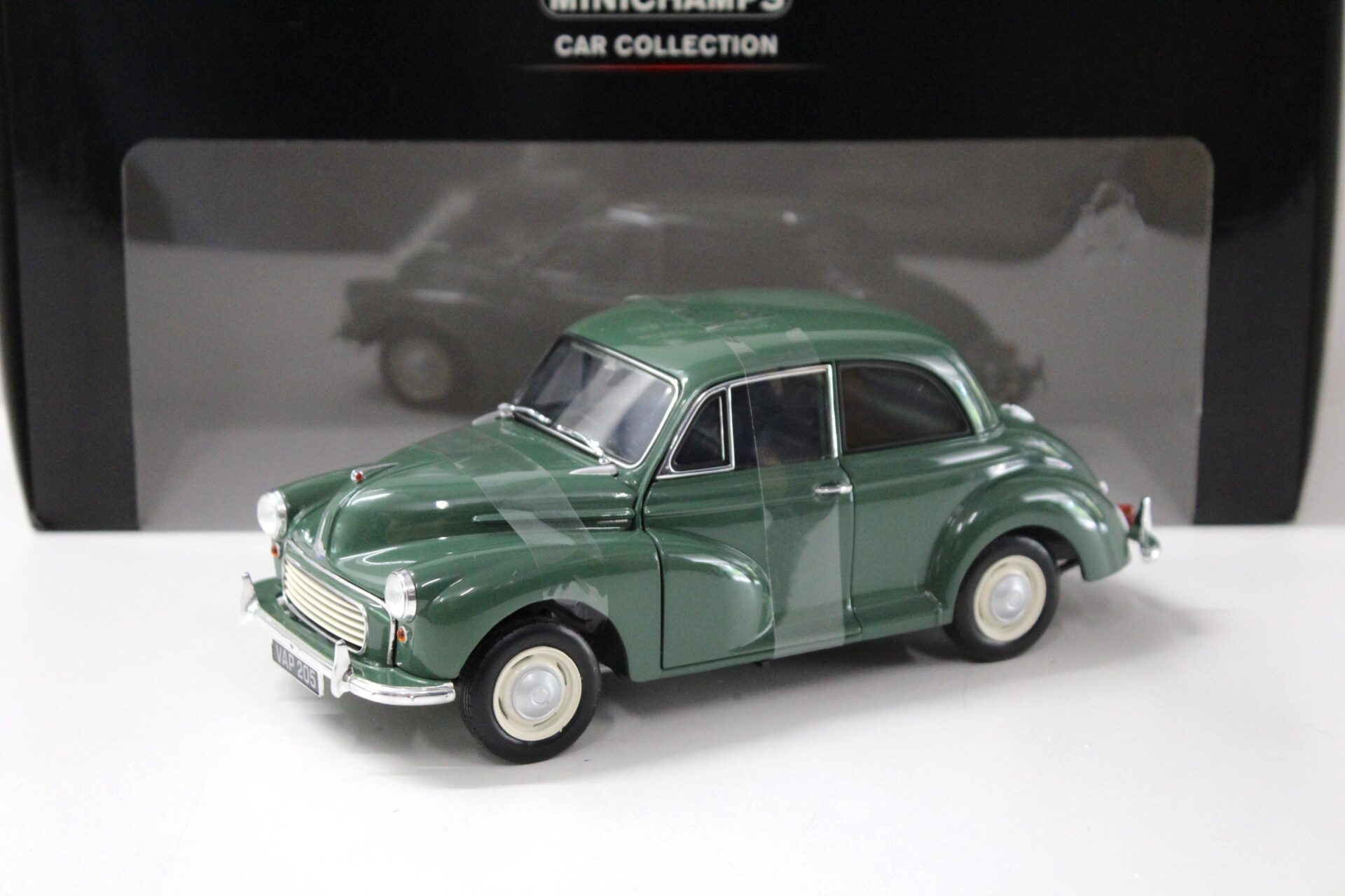 ID 43409 orig.jpg 1:18 Minichamps Morris Minor green