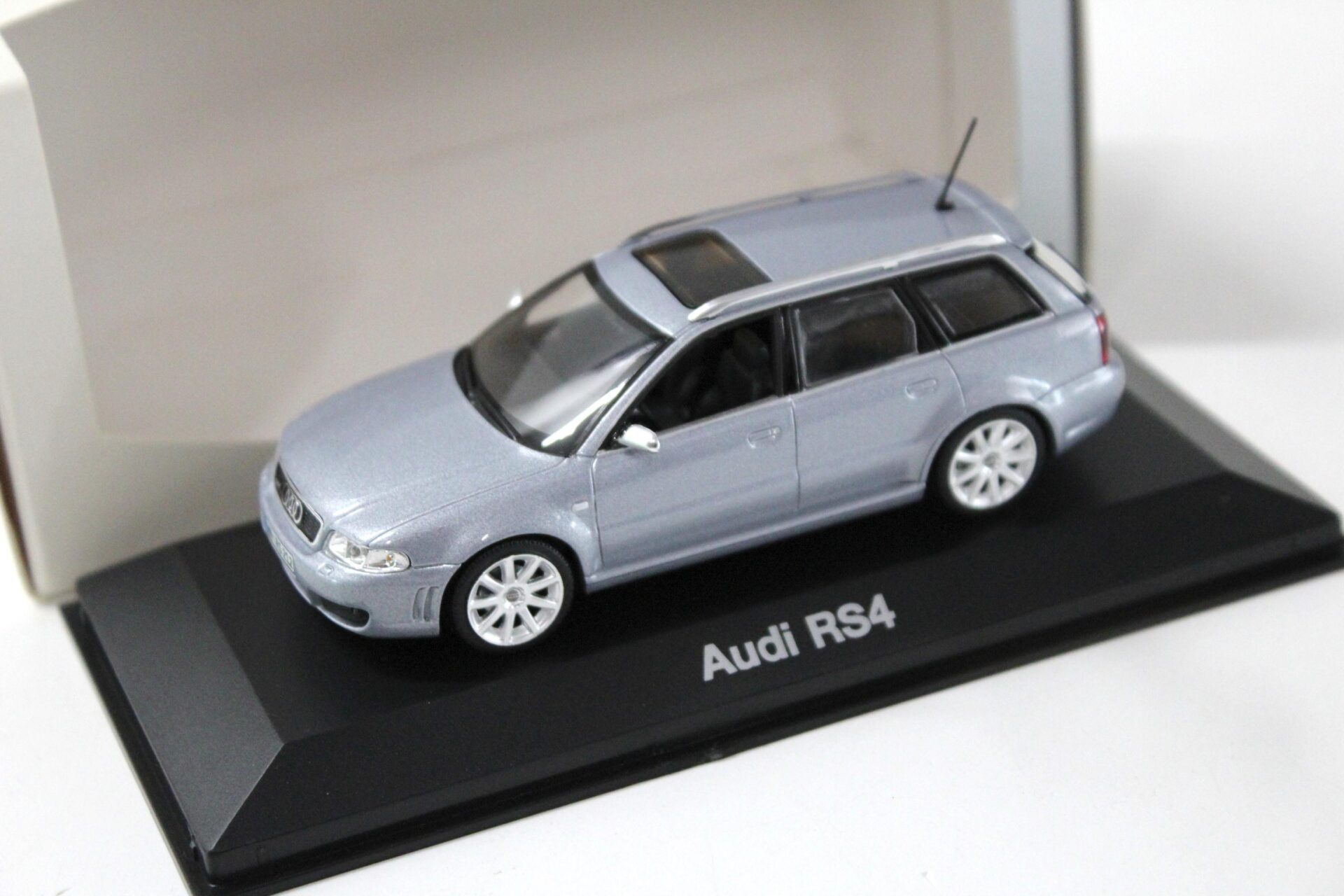 ID 43524 orig.jpg 1:43 Minichamps Audi RS4 Avant B4 Avus silver DEALER
