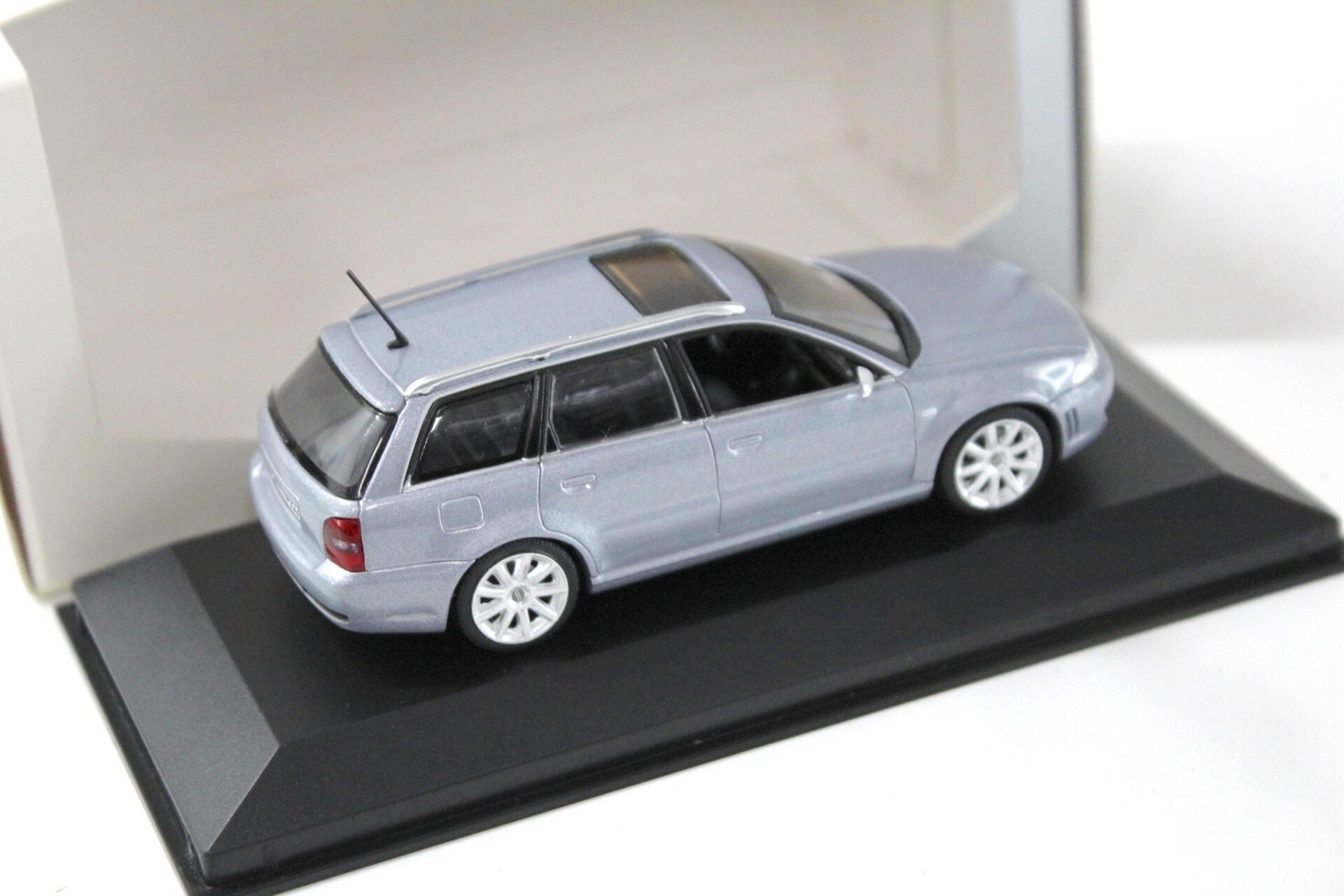 1:43 Minichamps Audi RS4 Avant B4 Avus silver DEALER