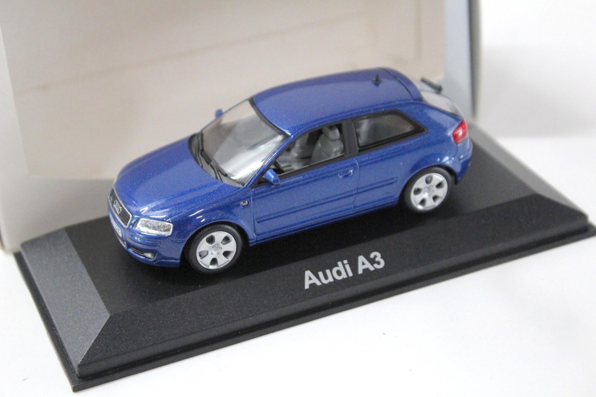 ID 43533 orig.jpg 1:43 Minichamps Audi A3 8P 3-Türer blue DEALER