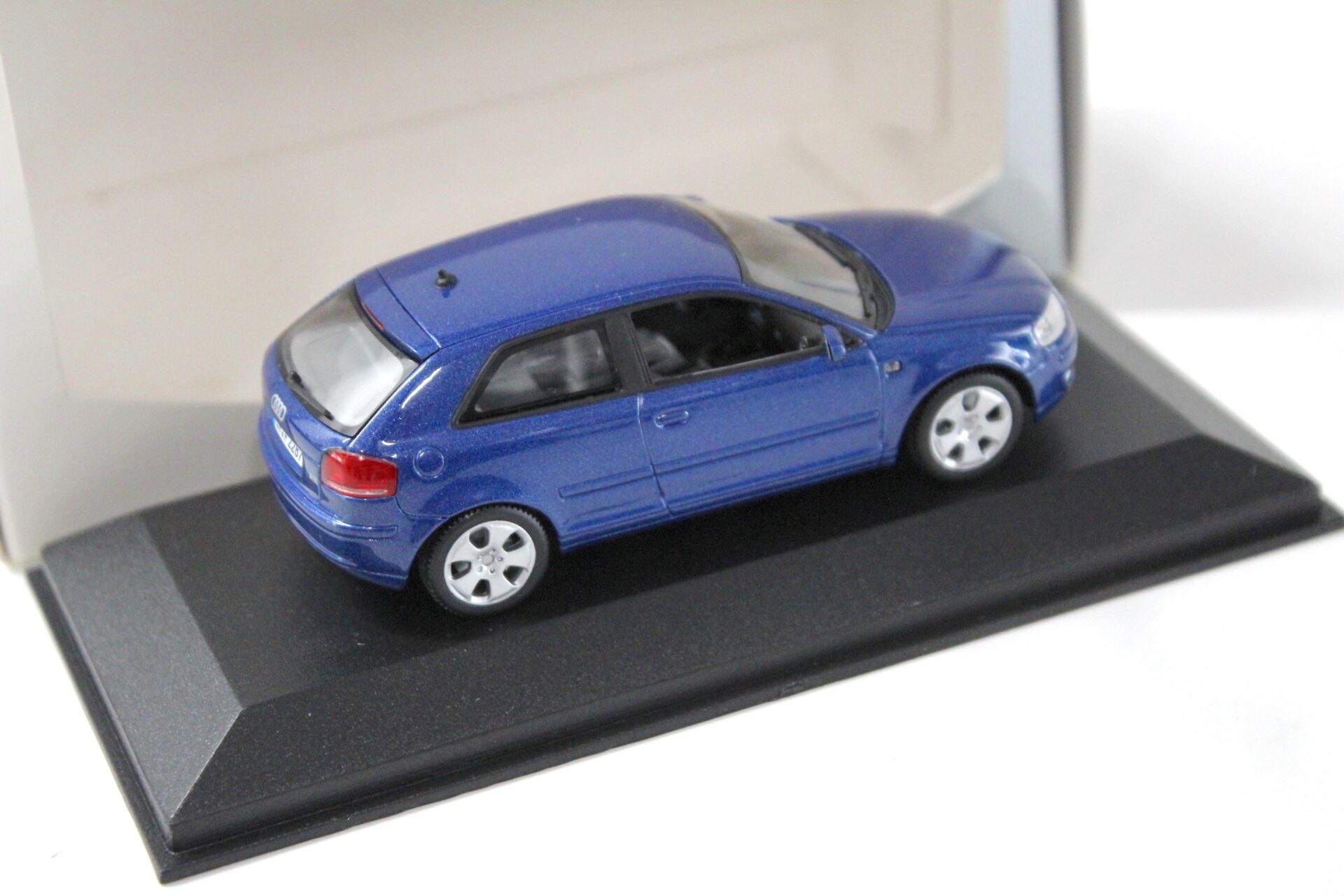 1:43 Minichamps Audi A3 8P 3-Türer blue DEALER