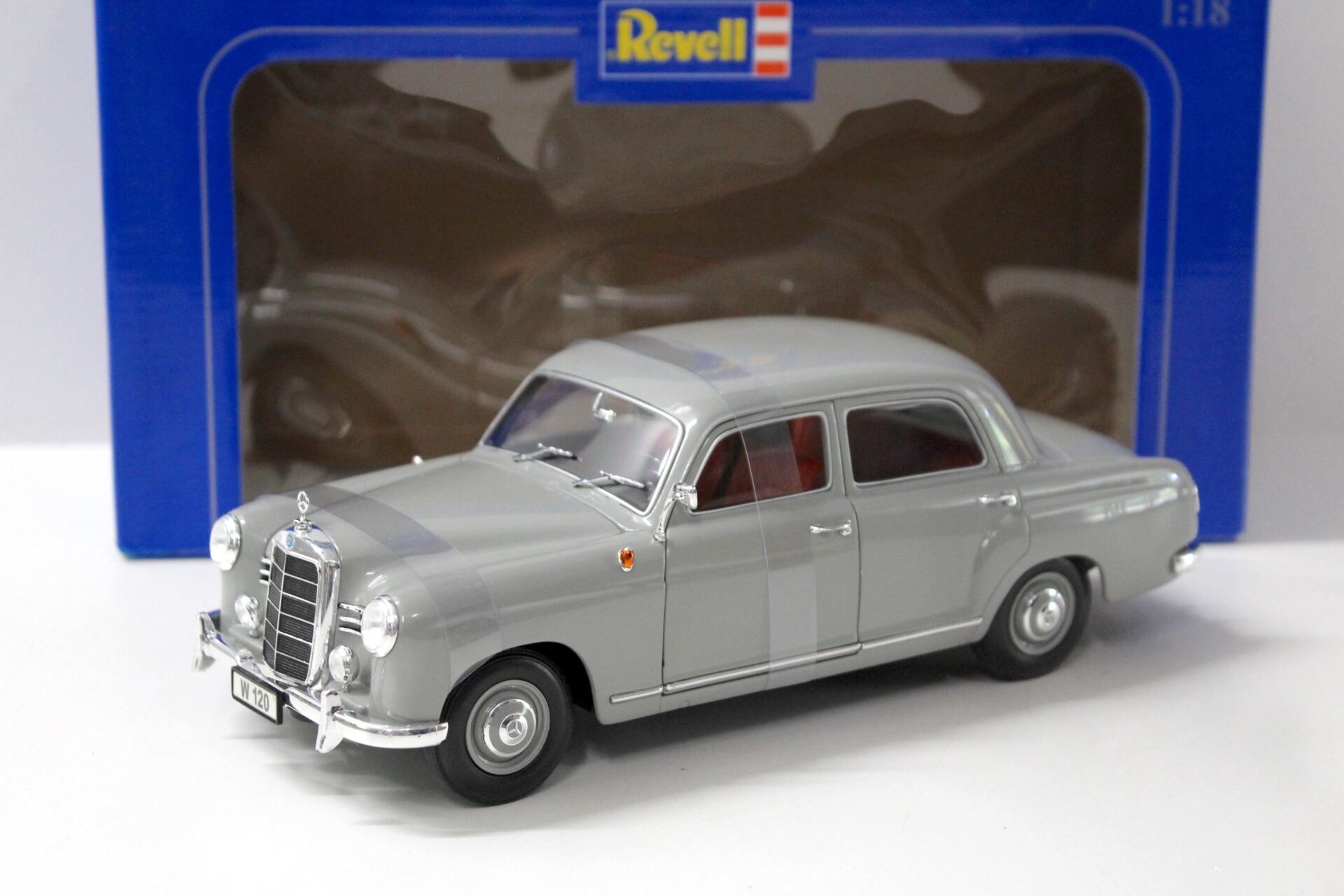 ID 43573 orig.jpg 1:18 Revell Mercedes 180 "Ponton" grey