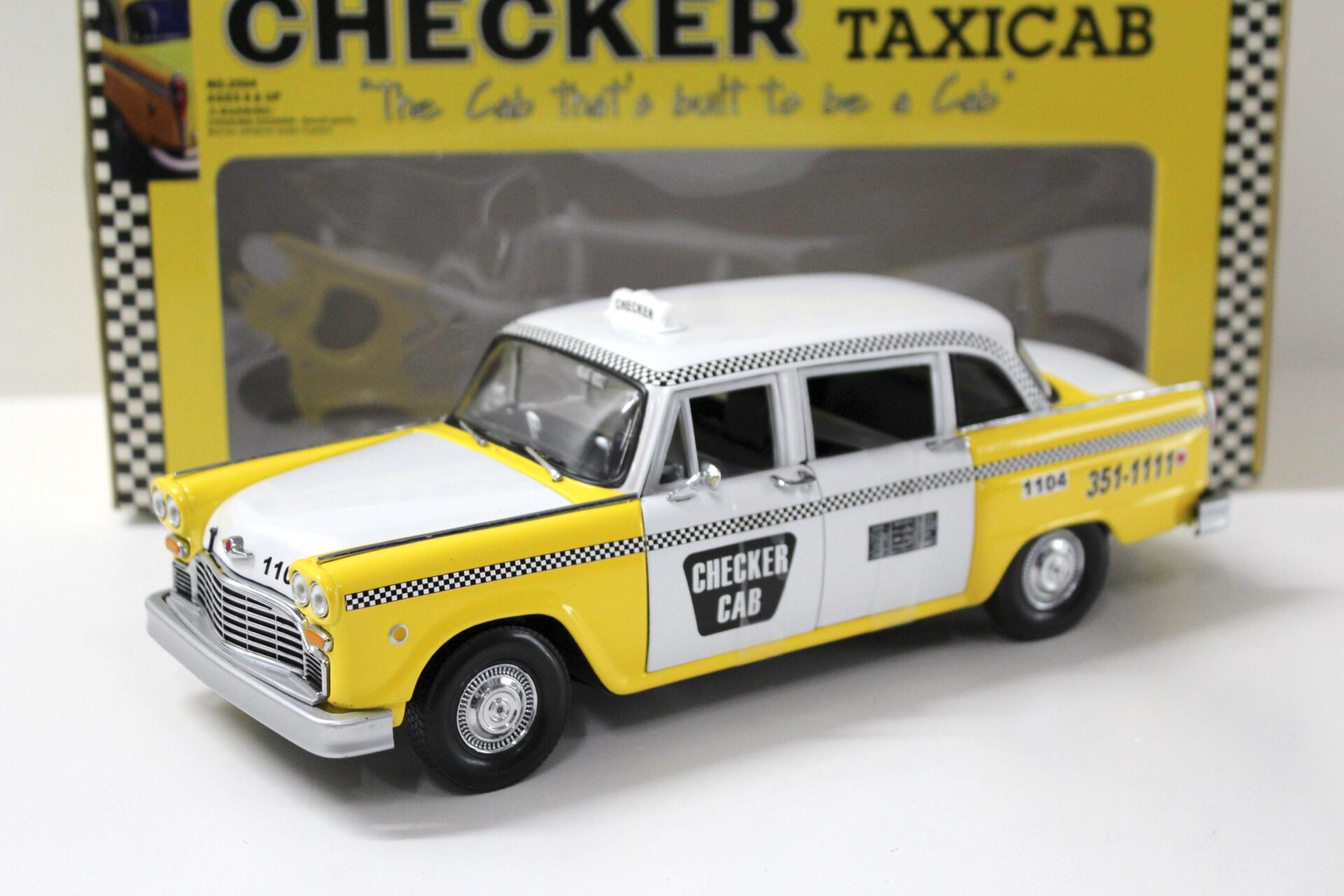 ID 43669 orig.jpg 1:18 SunStar 1981 Atlanta Checker Cab TAXI yellow/ white