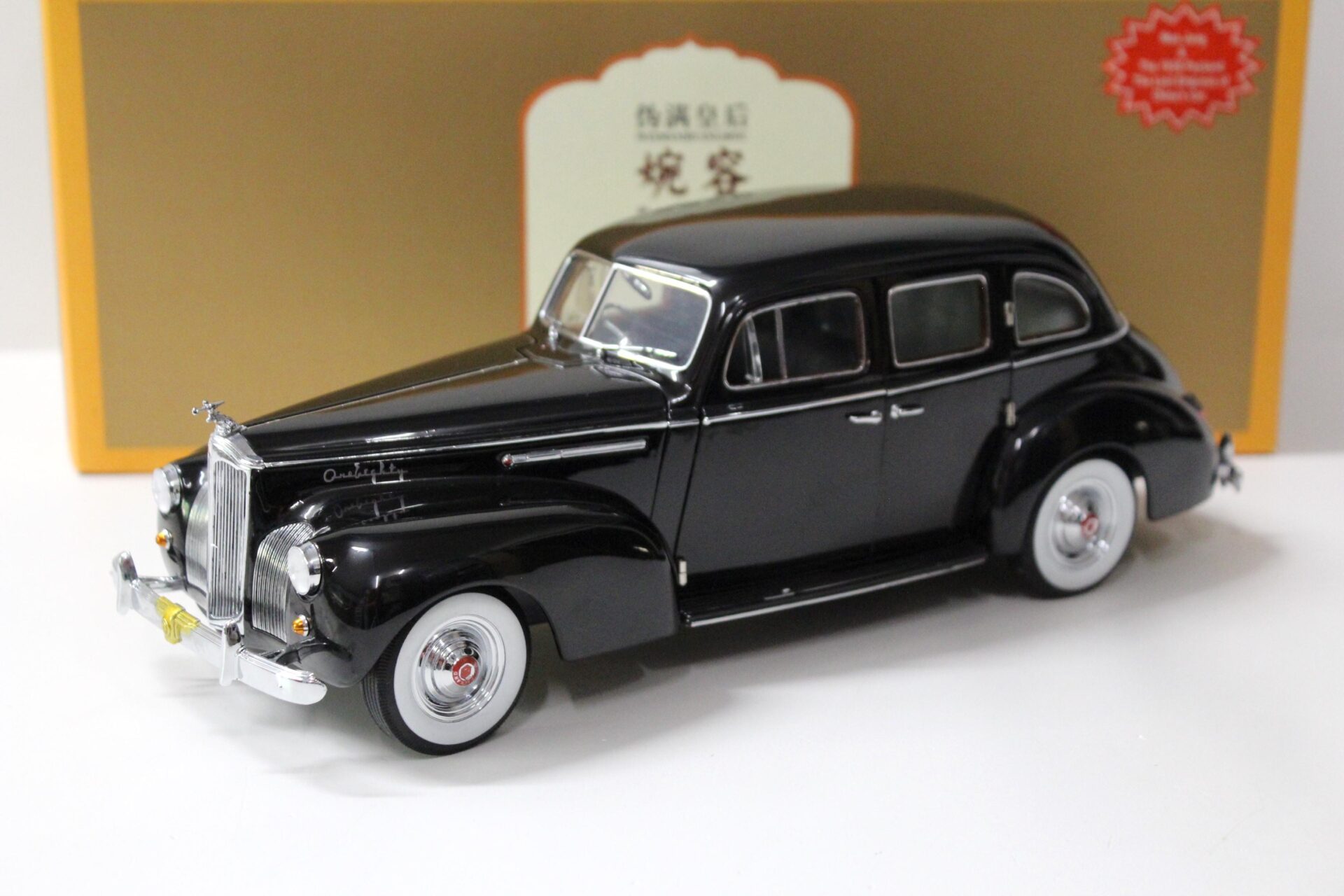 ID 43705 orig.jpg 1:18 Signature Models The 1938 Packard Wan Jung black