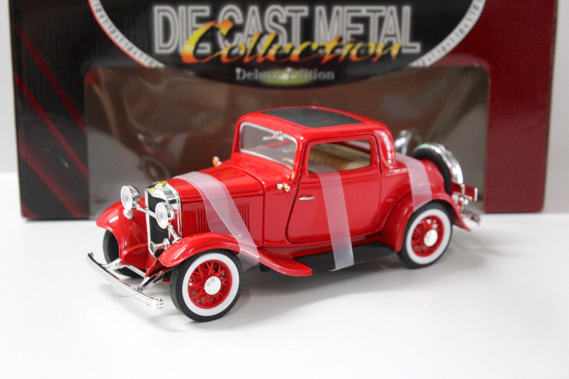 1:18 Road Signature 1932 Ford 3-Window Coupe red