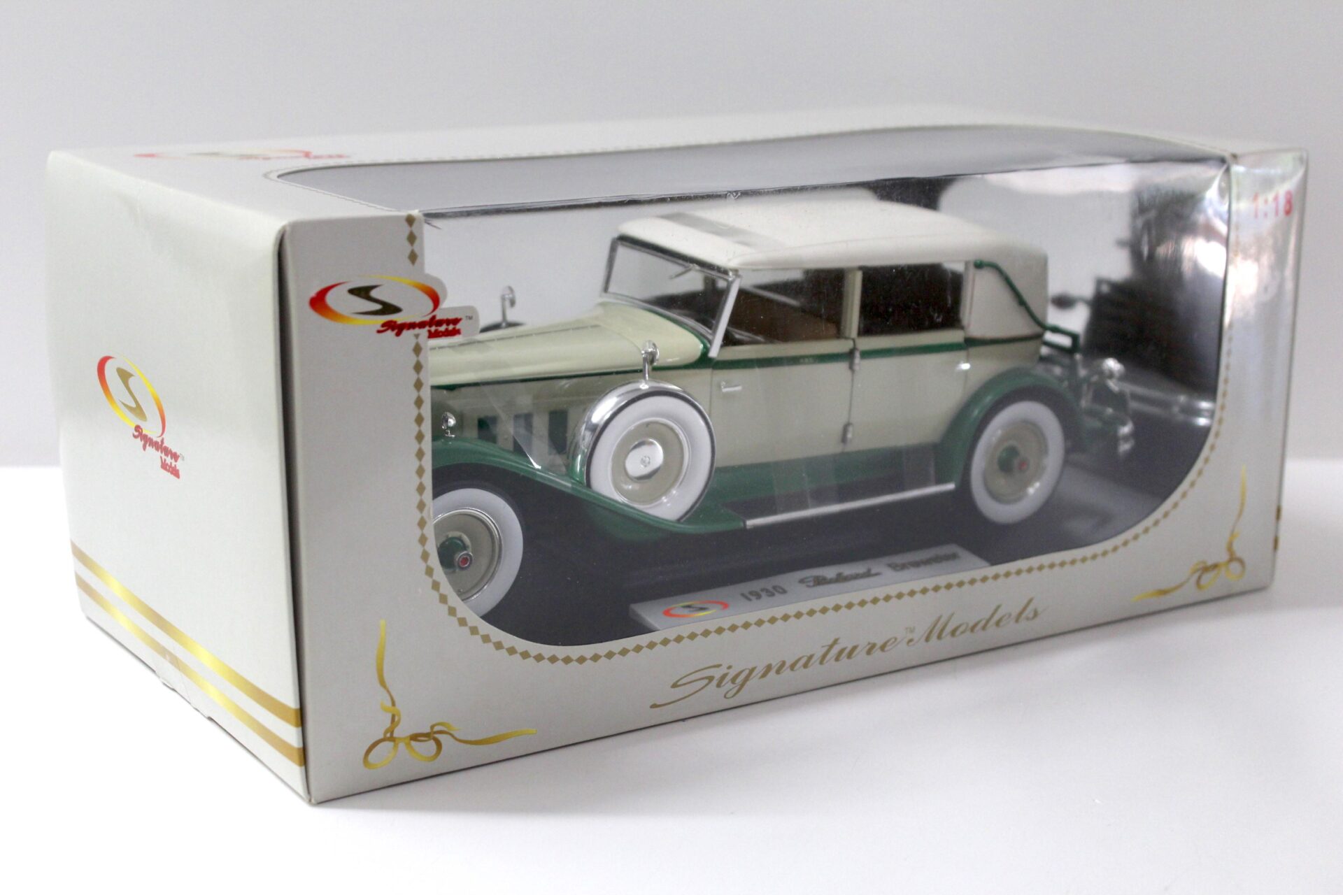1:18 Signature Models 1930 Packard Brewster beige/ green