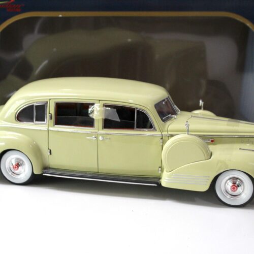 1:18 Signature Models 1941 Packard Limousine yellow - Image 2