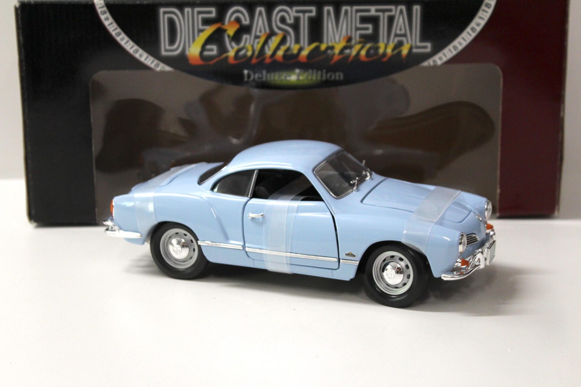 1:18 Road Signature VW Karmann Ghia Coupe 1966 light blue
